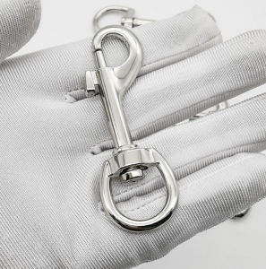 Heavy duty screw gate locking carabiner